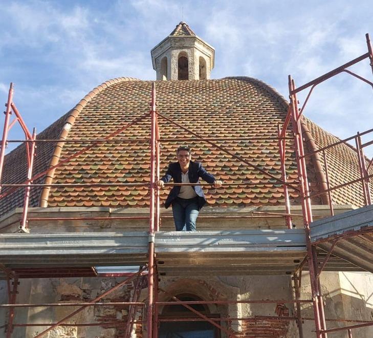 Il sindaco di Cabras sul ponteggio di Santa Maria, scoppia la polemica 