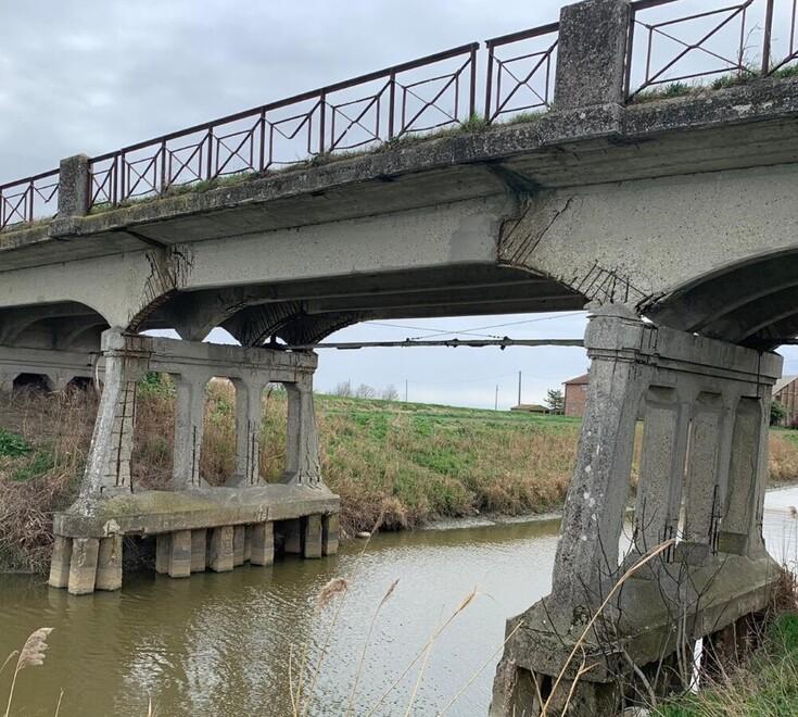 Ponte della Barchessa chiuso da anni: «Lavori fermi, rischiamo di perdere i fondi» 