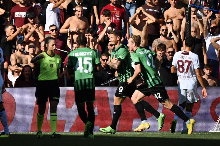 Il Sassuolo strapazza la Salernitana 5 a 0 nel giorno del primo arbitro donna in serie  A