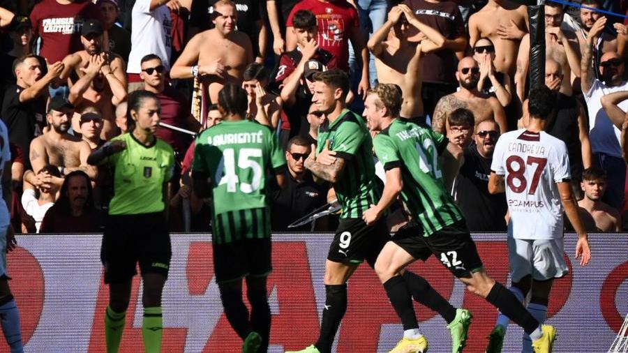 Il Sassuolo strapazza la Salernitana 5 a 0 nel giorno del primo arbitro donna in serie A