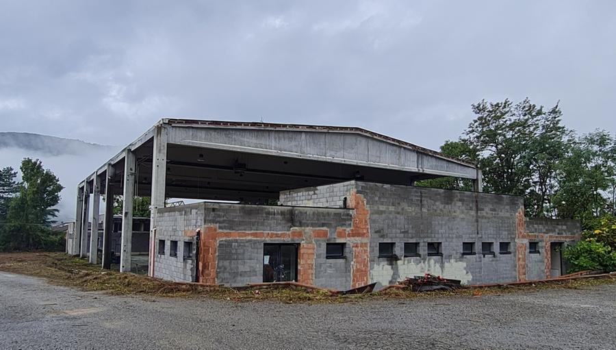Fivizzano. Con la ripulitura di tutta l’area circostante 
l’edificio sono in fase di partenza i lavori di ricostruzione 
del prestigioso Palazzetto dello sport di Fivizzano. L’inizio 
di queste opere tante attese dalla popolazione e dalle 
molte società sportive, erano state annunciate nelle 
settimane scorse dal sindaco Gianluigi Giannetti, che 
datava tale inizio entro la fine di questo settembre. 
Insomma tempi rispettati in considerazione 
che una ditta incaricata ha ripulito dalla vegetazione tutte 
le aree che circondano l’edificio in maniera da poter 
approntare il cantiere edile per i lavori che riguarderanno 
la tamponatura delle pareti laterali e il rifacimento 
dell’intero tetto. Lavori che arrivano dopo 7 anni e 
mezzo di completo abbandono della struttura distrutta 
la notte del 30 marzo 2015, da una bufera di vento 
che fece crollare interamente le pareti laterali 
del grosso edificio. Col tempo, la struttura, che per 
fortuna è ubicata in una zona nascosta, periferica, proprio 
dietro il plesso scolastico che accoglie i ragazzi dalle 
elementari alle superiori, era stata abbandonata  se 
stessa. Uno scheletro di cemento ,in parte invaso dalla 
vegetazione. Insomma non un bel vedere. Almeno 
fino ad oggi, con la ripulitura dell’area verde circostante 
infatti la struttura ha già assunto un altro aspetto.   
Ciò che si attende però è il grosso dei lavori 
in maniera che presto l’edificio multifunzione 
possa  tornare a disposizione della collettività. 
“ Entro la fine di settembre – aveva annunciato 
il sindaco di Fivizzano, Gianluigi Giannetti- ripartono i 
lavori di completamento del Palazzetto dello sport , 
dopo che erano già state eseguite opere di consolidamento 
sismico nei due plessi laterali. Verranno eseguiti lavori 
per la tamponatura della struttura e per la ricostruzione 
dell’intero tetto”. La storia di questa struttura è così 
riassumibile: i primi lavori sul Palazzetto avvennero dopo tre 
anni da quel marzo 2015. La notizia dell’inizio dei lavori fu 
data dall’allora compianto sindaco Paolo Grassi. Le 
prime opere riguardarono l’antisismica delle parti laterali 
della struttura, costo 140 mila euro e durata dei lavori 
circa tre mesi. Era stato poi prospettato che successivamente 
un’altra ditta si doveva occupare della ricostruzione 
delle parti laterali, in sostanza quelle crollate. Costo anche
questo di 140 mila euro. In sostanza i lavori che sono 
in procinto di iniziare. Per il completamento 
dell’intera opera serviranno poi finanziamenti per 
l’ultimazione dei lavori di impiantistica e rifinitura. 
Marco Landini