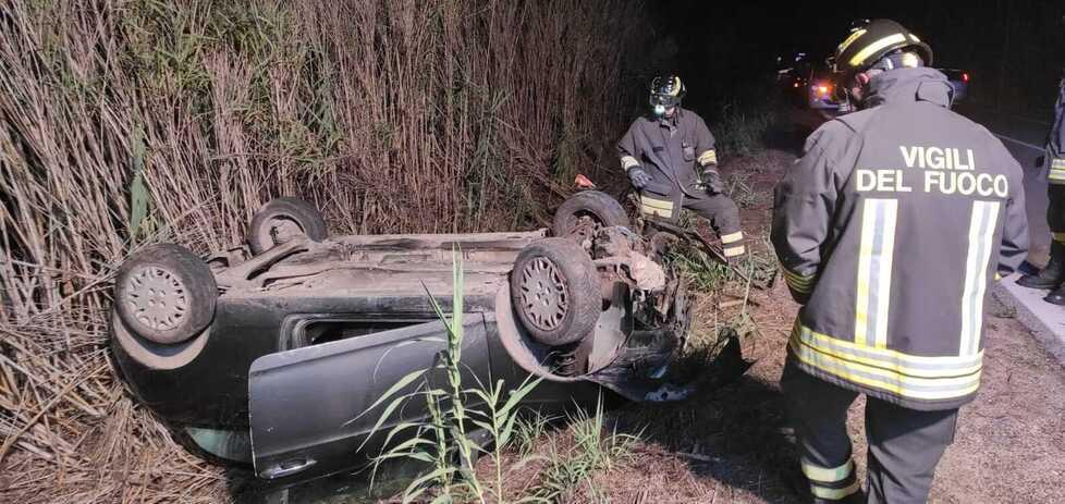 Sorso, dopo l'incidente abbandona l'amica ferita nell'auto distrutta: una 46enne nei guai