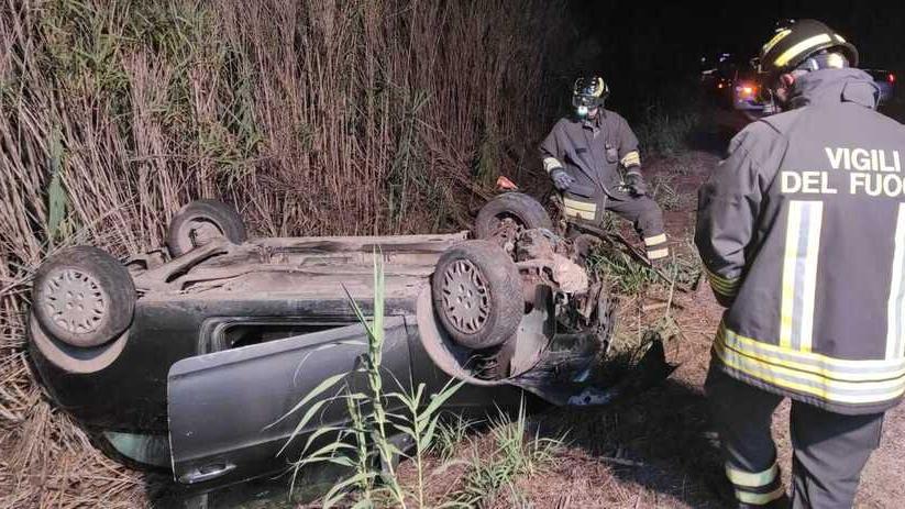 Sorso, dopo l'incidente abbandona l'amica ferita nell'auto distrutta: una 46enne nei guai
