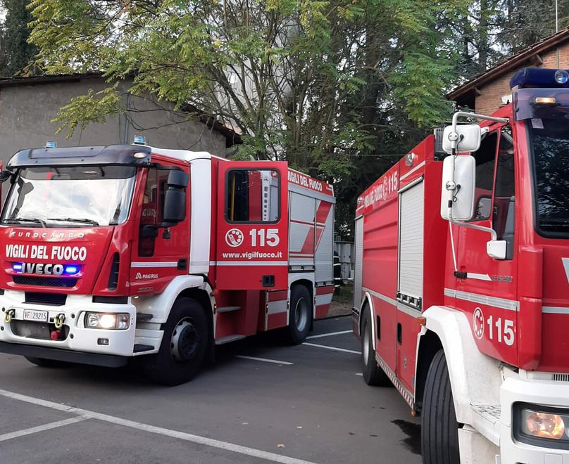 Modena Il divano prende fuoco e lo spostano sul balcone 