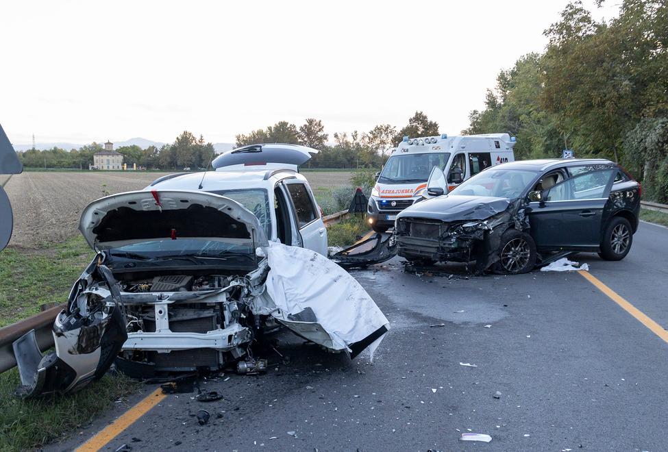 Modena Schianto frontale su via Emilia Est: tre feriti