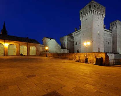 Vignola. Ragazzo si accascia in piazza Tanta paura, poi i soccorsi 