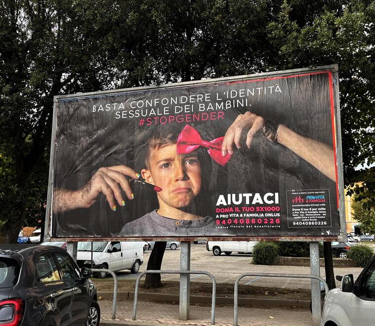 Pontedera, manifesto contro identità di genere. Il Comune: «Lo faremo rimuovere»