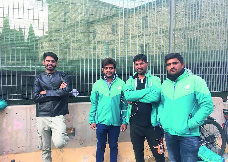 Morte di Sebastian, parlano i colleghi rider: «Per una consegna 2,50 euro, è un lavoro rischioso ma non abbiamo scelta»