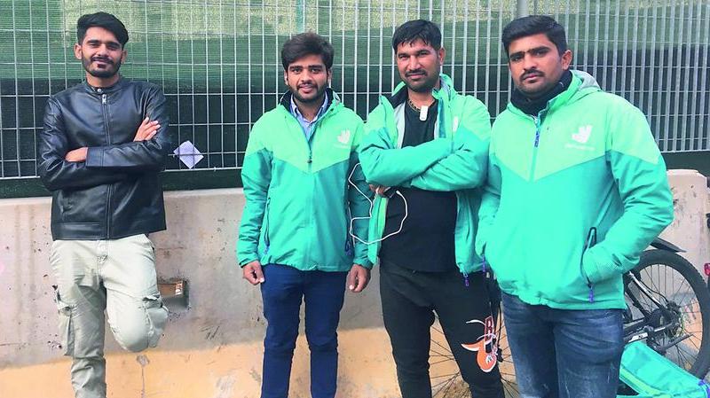 Morte di Sebastian, parlano i colleghi rider: «Per una consegna 2,50 euro, è un lavoro rischioso ma non abbiamo scelta»