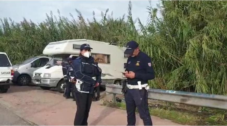 
	La polizia locale al campo Rom di Piandanna (foto ivan nuvoli)


