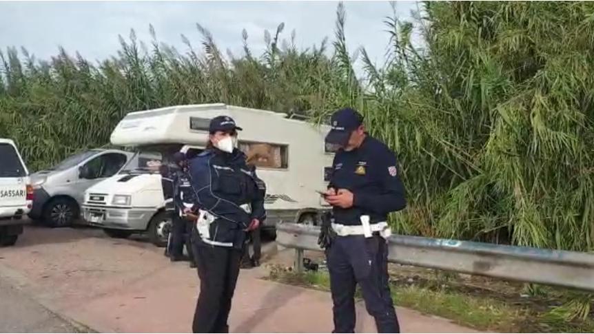
	La polizia locale al campo Rom di Piandanna (foto ivan nuvoli)

