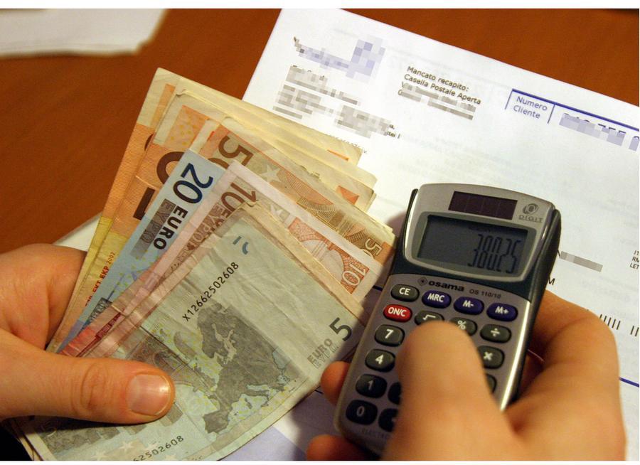 Caro bollette, aumentano i nuovi poveri: in tanti chiedono aiuto