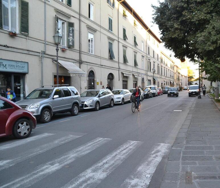 I commercianti di via Elisa promuovono la “retromarcia”
