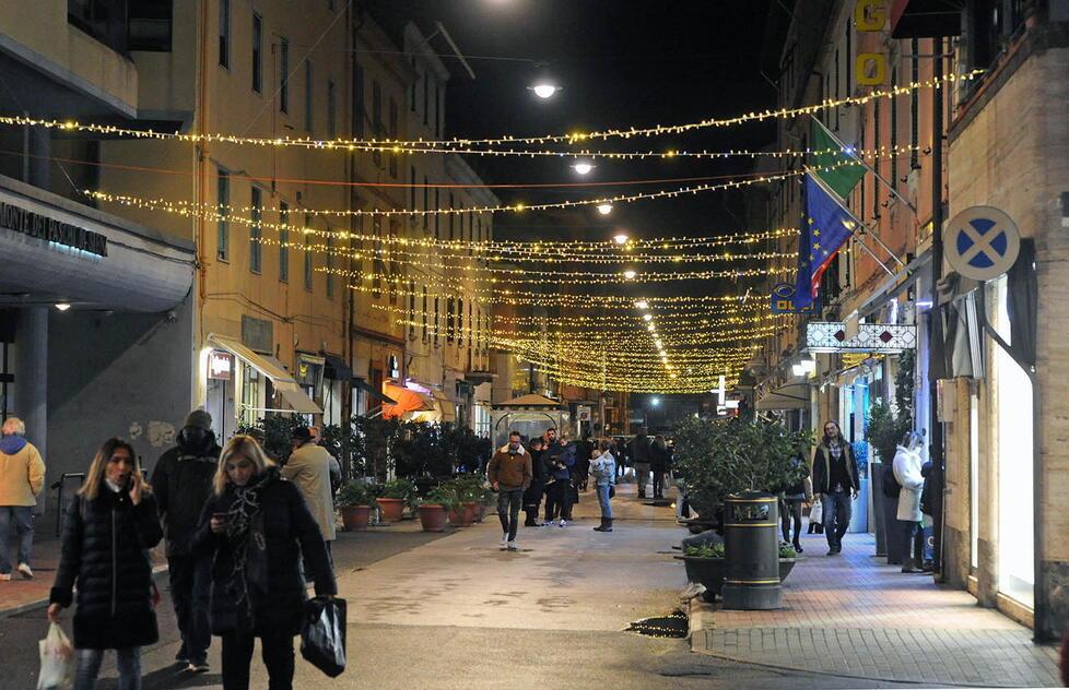 Caro energia, la soluzione dei Comuni per non spegnere il Natale: meno luminarie e accese a ore