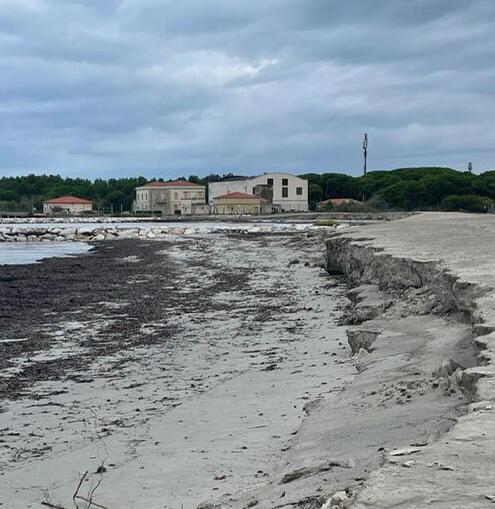 Vada, il libeccio si porta via una bella fetta di spiaggia