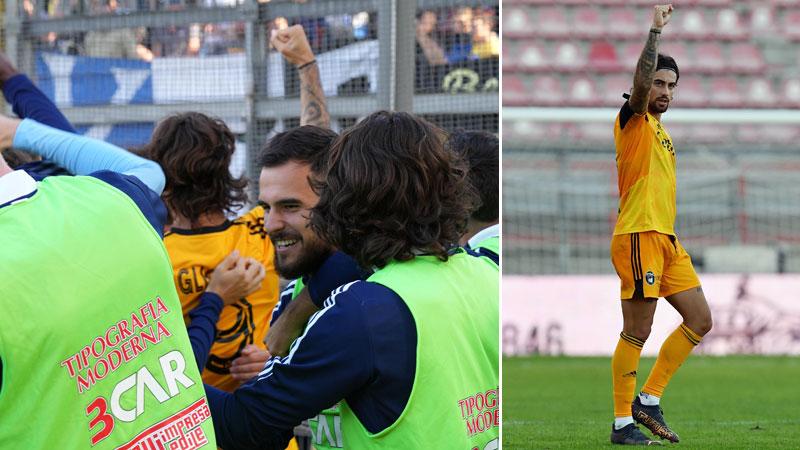 Ettore Gliozzi celebra le sue reti al Perugia in compagnia e da solo (foto agenzia Massimo Sestini)