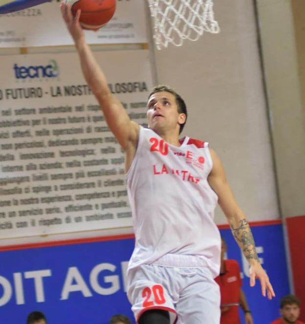Lorenzo Bellachioma in azione: contro Matelica nel match della prima giornata del campionato di Serie B ha firmato 9 punti con un 3 su 4 da due