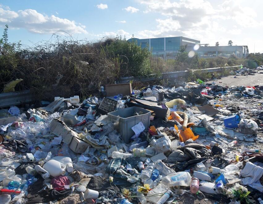 Discarica abusiva a Olbia davanti al Luxury e la titolare presenta una denuncia 