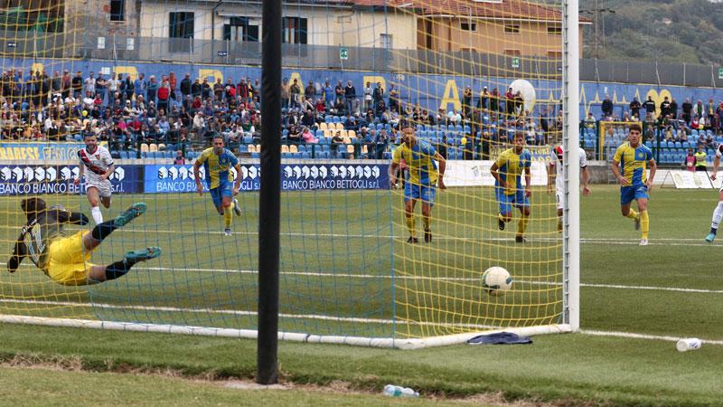 Azzurri, due sberle. Il Gubbio vince anche con gli “aiutini” 