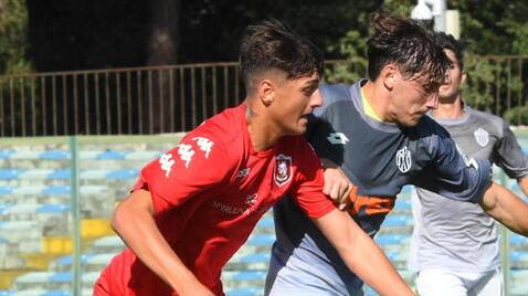 Una percussione di Niccolò Rotondonell’area del Trestina (foto Agenzia Bf)