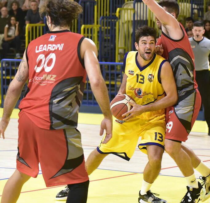 Alcuni momenti della partita di esordio casalingo del Basket Golfo Piombino (foto Paolo Barlettani)