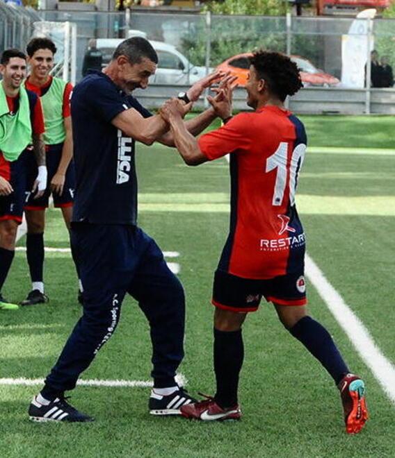 Mounir El Falahi festeggia con mister Sebastiano Miano dopo il gol contro il Sant'Andre