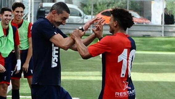 Mounir El Falahi festeggia con mister Sebastiano Miano dopo il gol contro il Sant'Andre