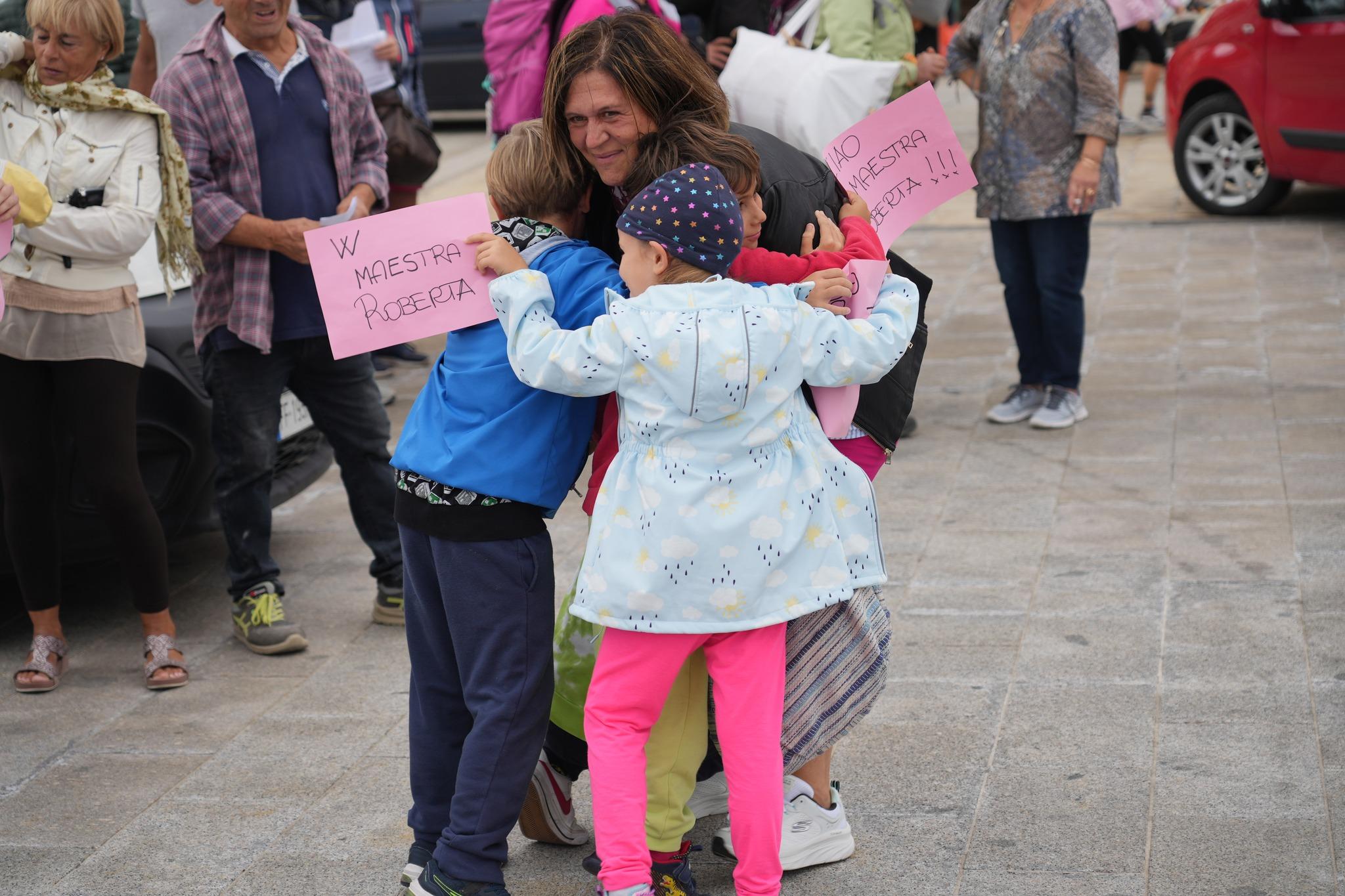 Torna la maestra, festa a Capraia: «Che bello l’abbraccio dei miei bambini» 