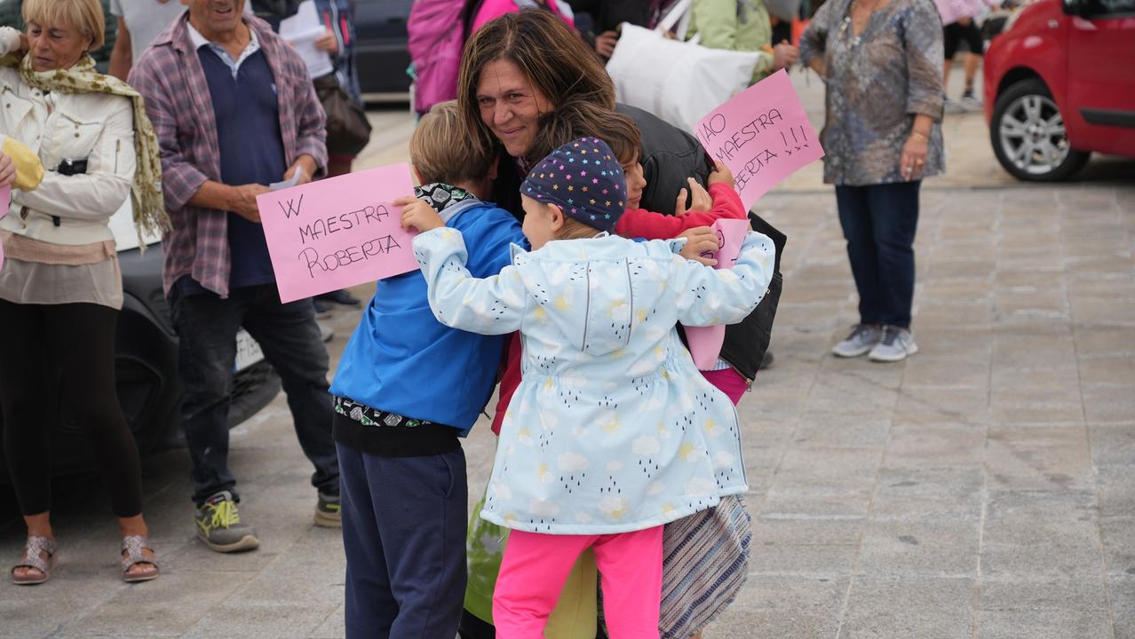 Torna la maestra, festa a Capraia: «Che bello l’abbraccio dei miei bambini» 