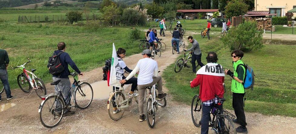 I No Keu in bici per chidere le bonifiche: «A repentaglio la salute di tutti»