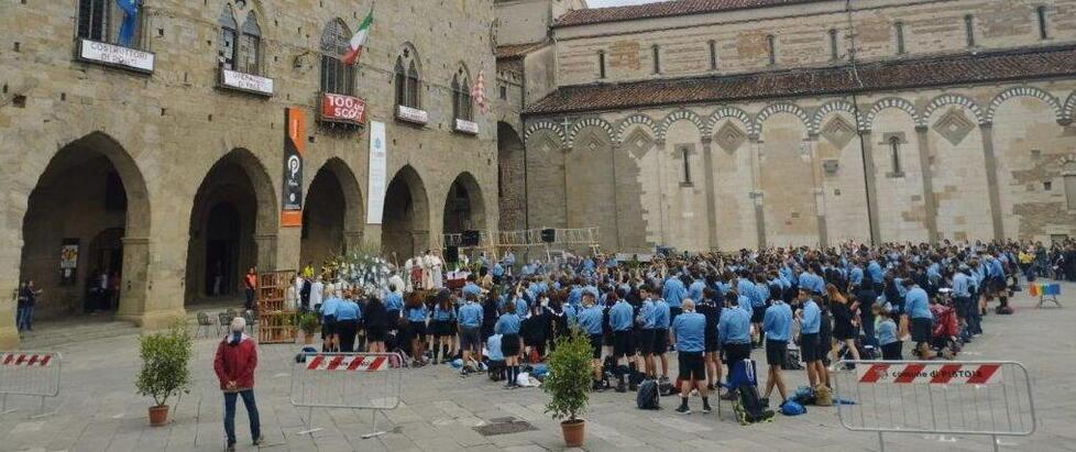 Il ritrovo degli scout in piazza Duomo