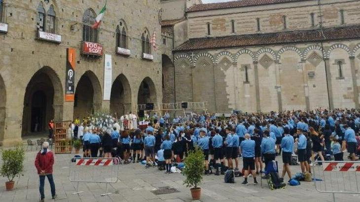 Il ritrovo degli scout in piazza Duomo