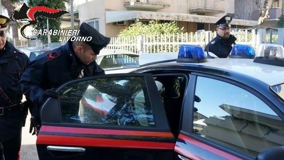 Due carabinieri durante un'operazione