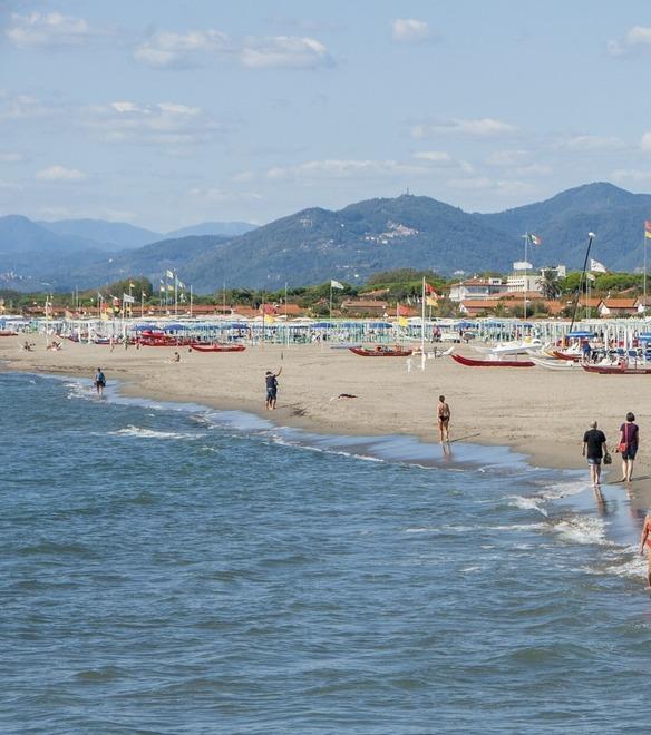 Qualcuno si gode ancora il mare della Versilia