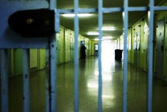 Agente aggredito in carcere, la denuncia del sindacato: «Colpito con pugno al volto e con un manico di scopa»