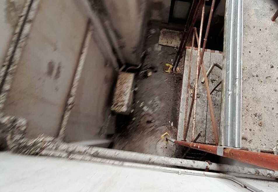 Nelle foto la situazione della corte all’interno del palazzo di via Volta a Piombino