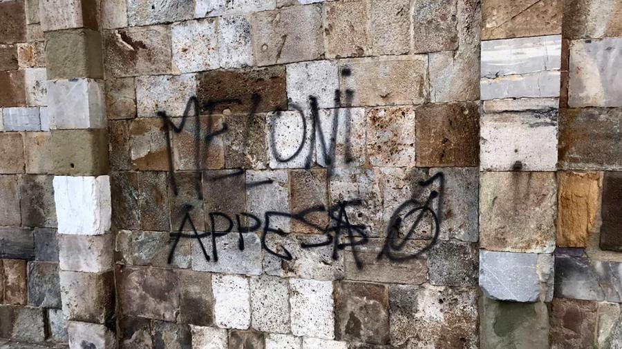 Pisa, scritte sui muri contro la Meloni
