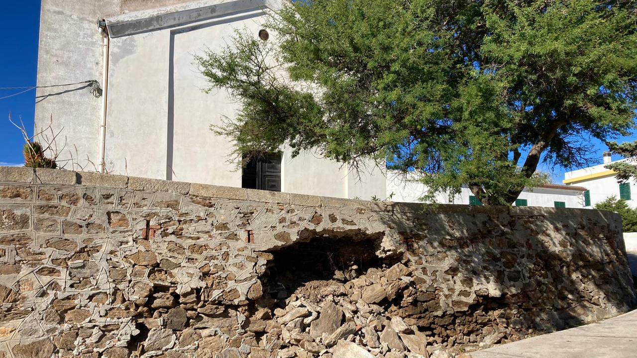 Asinara, crolla il muro della chiesa dove si sposò Raffaele Cutolo
