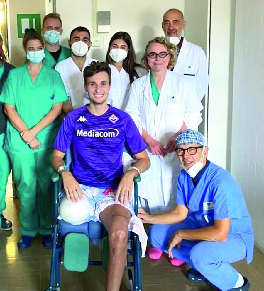
	Andrea, il calciatore dell&rsquo;Antella a cui &egrave; stata&nbsp; amputata&nbsp;una gamba insieme al team di operatori sanitari che lo ha seguito

