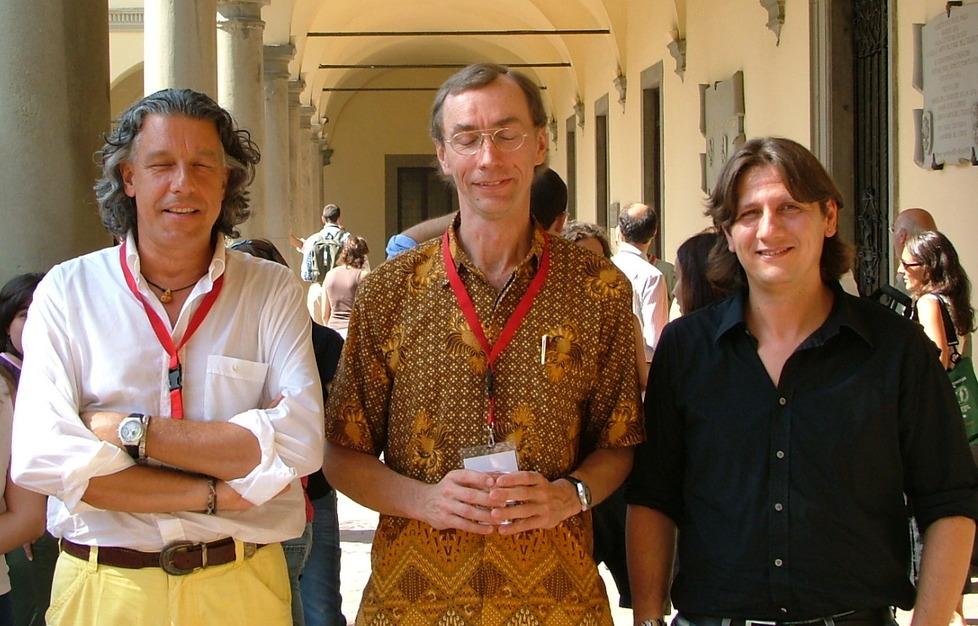 Il premio Nobel Svante Paabo (al centro) con il professore di Genetica dell’Università di Firenze Renato Fani (a sinistra) e David Caramelli, capo dipartimento di Biologia dell’Università di Firenze
