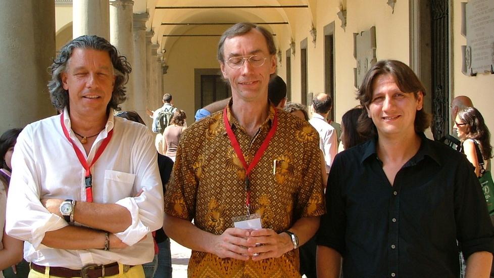 Il premio Nobel Svante Paabo (al centro) con il professore di Genetica dell’Università di Firenze Renato Fani (a sinistra) e David Caramelli, capo dipartimento di Biologia dell’Università di Firenze