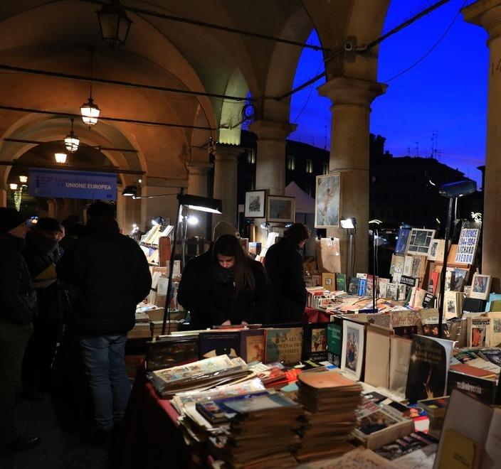 Modena via Canalino diventa la “via dei libri” con gli editori di tutta la regione 