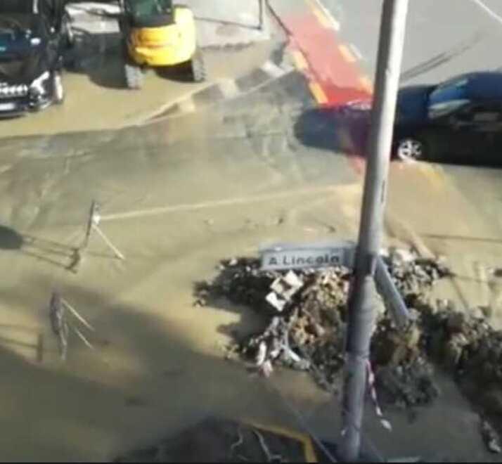 Carpi I lavori del cantiere rompono un tubo dell’acqua Maxi allagamento tra via Marx e via Lincoln 
