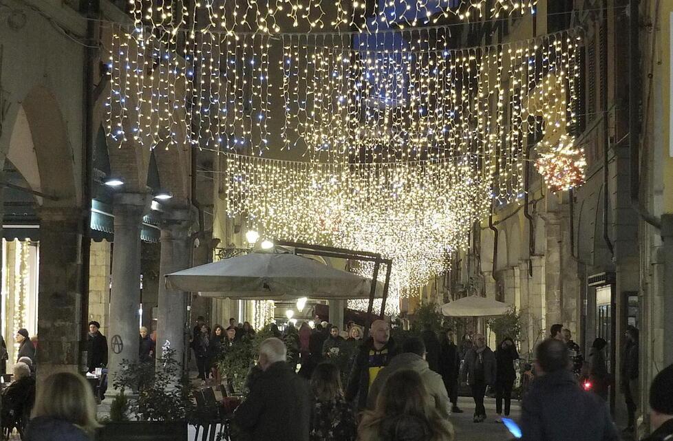 Pisa, il caro bollette non spegne l’illuminazione natalizia
