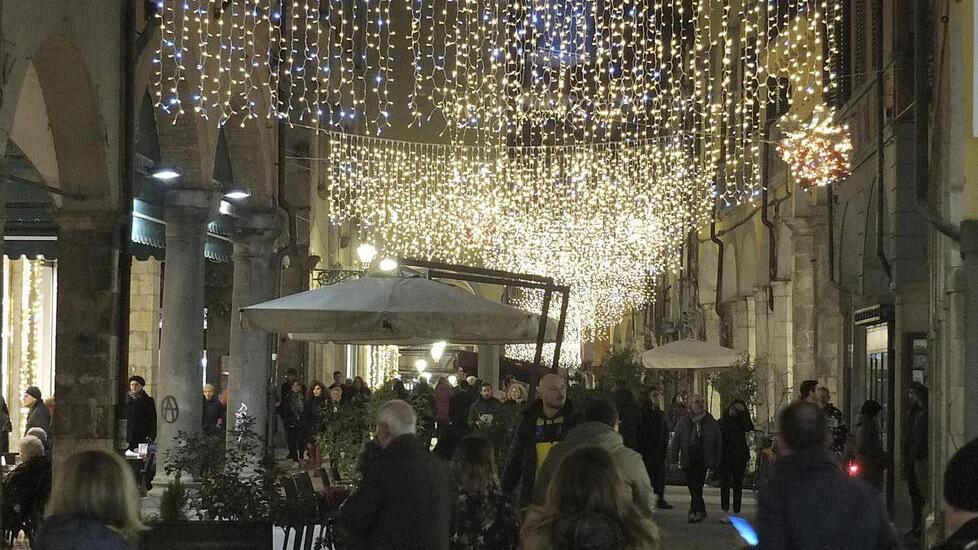 Pisa, il caro bollette non spegne l’illuminazione natalizia