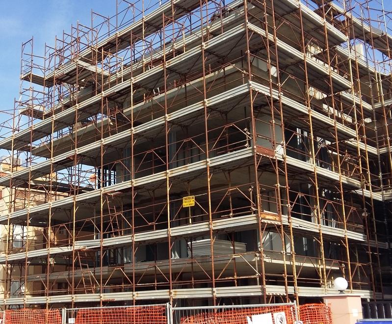 Il progetto con i numeri sbagliato riguardava la ristrutturazione di un immobile da trasformare in hotel a Vicopisano: l’altezza effettiva del fabbricato era di 5,73 metri anziché i 4,97 come indicato dal progettista