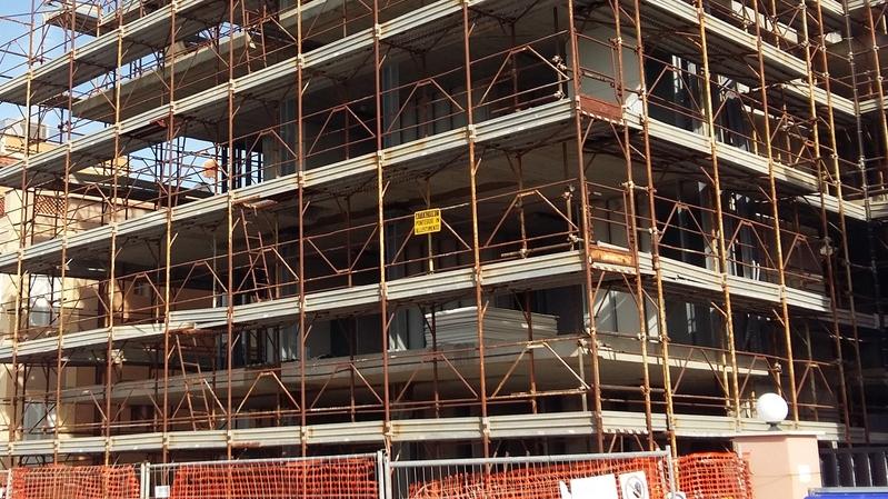 Il progetto con i numeri sbagliato riguardava la ristrutturazione di un immobile da trasformare in hotel a Vicopisano: l’altezza effettiva del fabbricato era di 5,73 metri anziché i 4,97 come indicato dal progettista