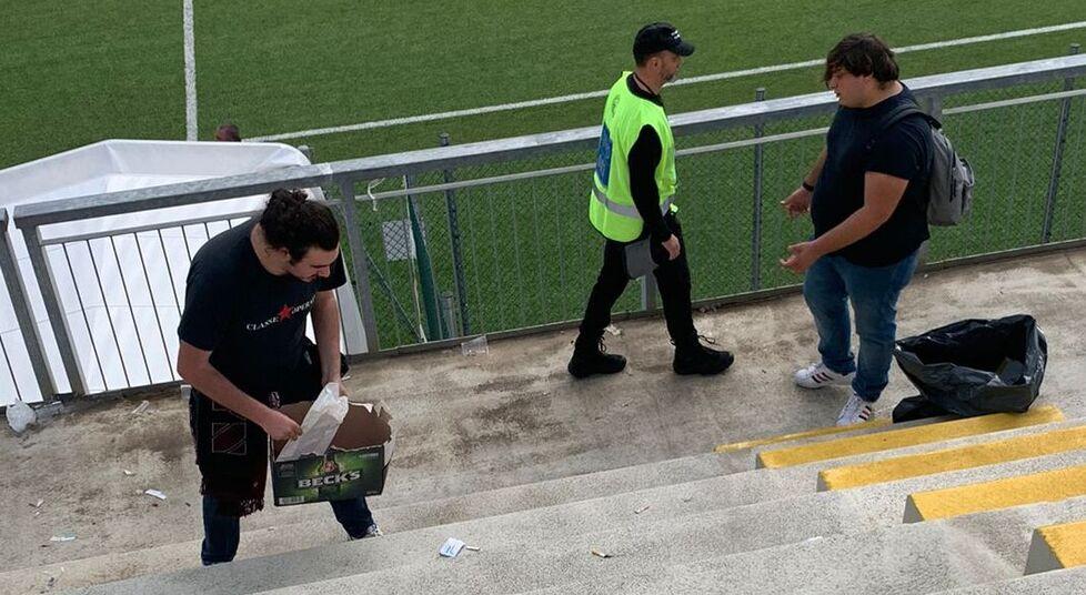 «Accoglienza fantastica». I tifosi del Livorno puliscono il settore ospiti dello stadio di Ghivizzano 