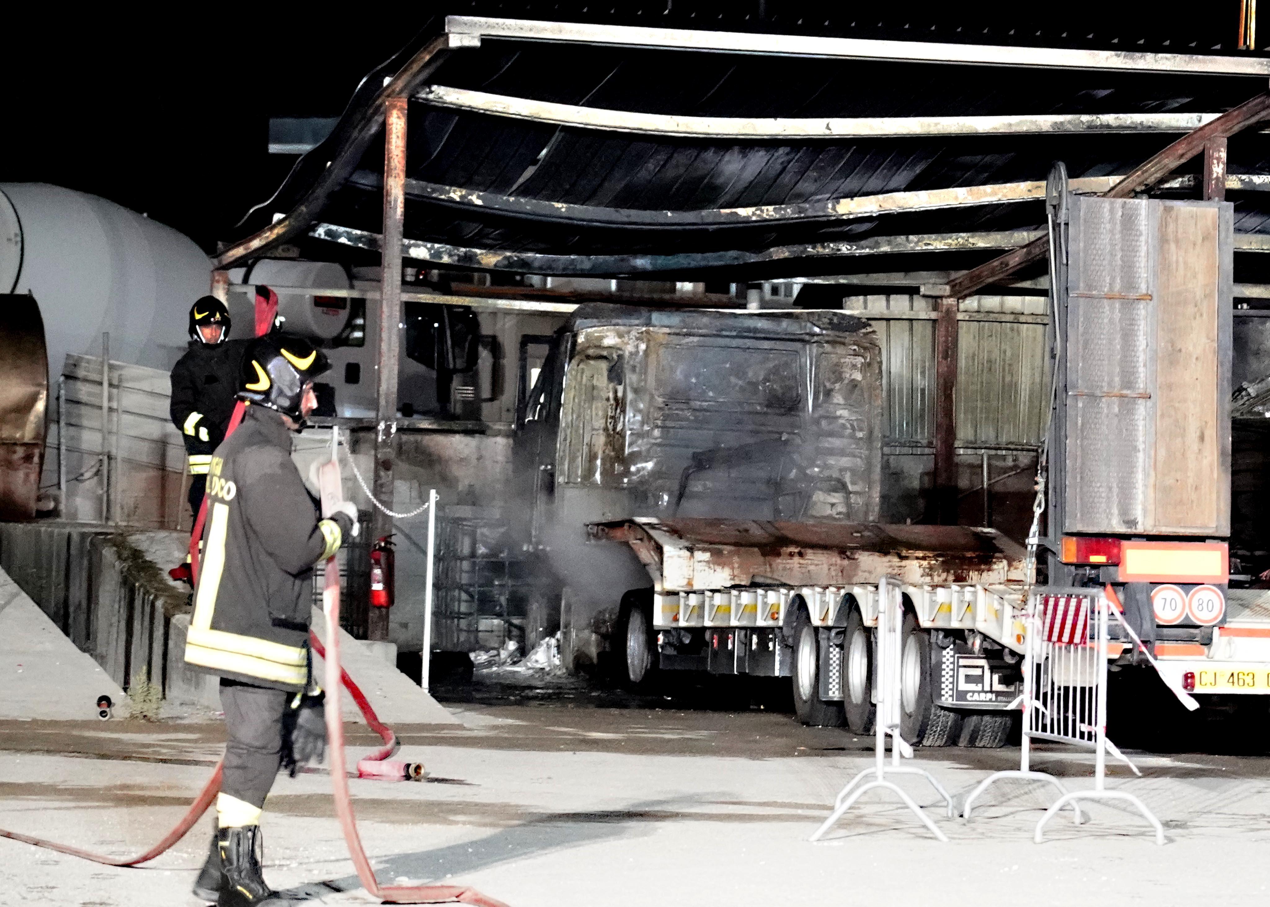 L’intervento dei vigili del fuoco nel piazzale della Slesa (foto Franco Silvi)