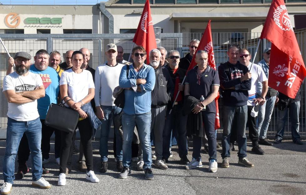 Bollette gli operai disperati: «Se pago la luce poi non mangio»
